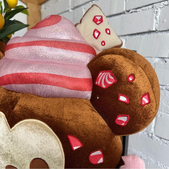 Disney Mickey Mouse Peppermint Bark Cupcake Munchling - Picture 6 of 9